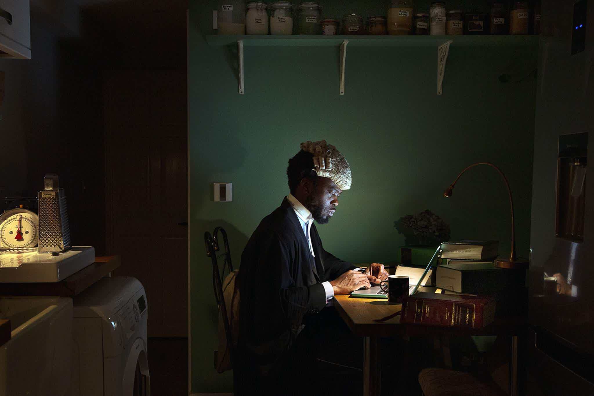 “Гал тогооны өрөөн дэх шүүх”, International Photography Awards/Liz Hingley